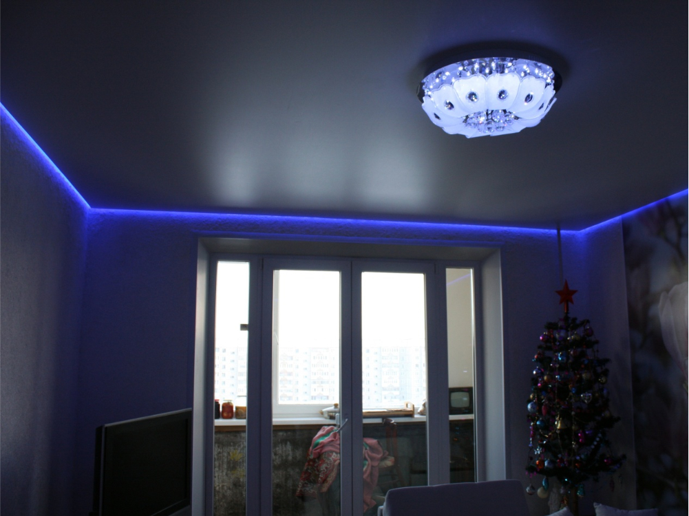 Фото натяжного потолка с люстрой и подсветкой